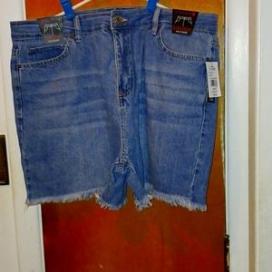 Jean shorts with frayed legs